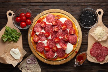Pepperoni, tost, hamur, hamur, biberli pizza, İtalyan sosisli pizza, keto diyeti.