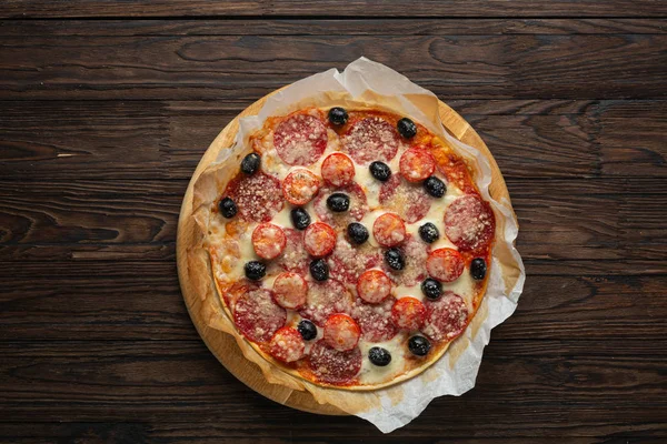 Pepperoni, rostat bröd, deg, skorpa, pepperoni pizza toast, italiensk korv pizza, ketodiet — Stockfoto