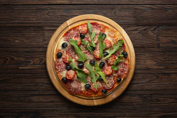 Pepperoni, tostadas, masa, corteza, pan tostado de pizza de pepperoni, pizza de salchicha italiana, dieta keto — Foto de Stock