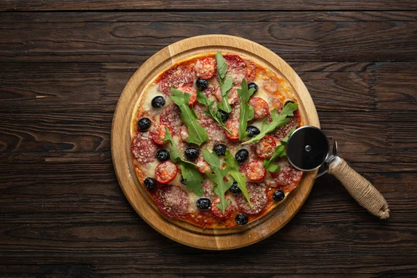Pepperoni, tostadas, masa, corteza, pan tostado de pizza de pepperoni, pizza de salchicha italiana, dieta keto — Foto de Stock