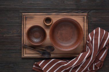 seramik tabak, çanak çömlek, mutfak gereçleri, kesim tahtası.