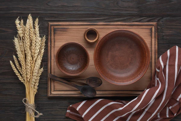 Ceramic plate, pottery crockery, kitchen utensils, cutting board — 스톡 사진