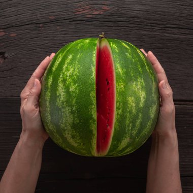 El ele tutuşmak, kalp şekli, büyük dilim, sıcak yaz, büyük dilim.