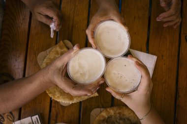 bira içen arkadaşlar, İrlanda barı, bira şişeleri, bira şişeleri, fotoğraf çekimi, mutlu arkadaşlar, kadeh kaldırma