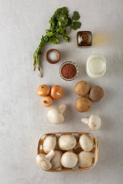 Orgânico saudável, vegetais de raiz, vários vegetais, óleo de pimenta, tábua de corte, óleo de especiarias, abóbora guisada, pasta de curry — Fotografia de Stock