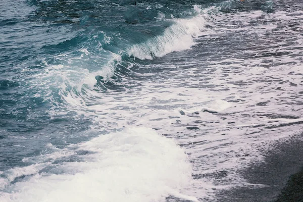 El faro, fondo oceánico, energía de las olas, cañaveral portuario, olas canallas, digitalización, buque de carga, mar —  Fotos de Stock