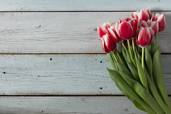 Saint-Valentin, Fête des mères, tulipes, bulbes de tulipes, fleurs, cadeaux, fleurs, fleurs de tulipes, symbole du coeur, fond en bois — Photo