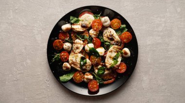 Caprese makarna salatası tarifi, domates mozzarella, salata caprese, bufalo mozzarella peyniri, bocconcini, vişneli domates fesleğeni, domates fesleğeni, domates salatası