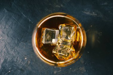 viski, kare sürahi, çizilmiş illüstrasyon, ahşap fıçı, brendi içeceği, şeffaf, yuvarlak, yüksek çözünürlüklü, kokteyl, burbon, viski.