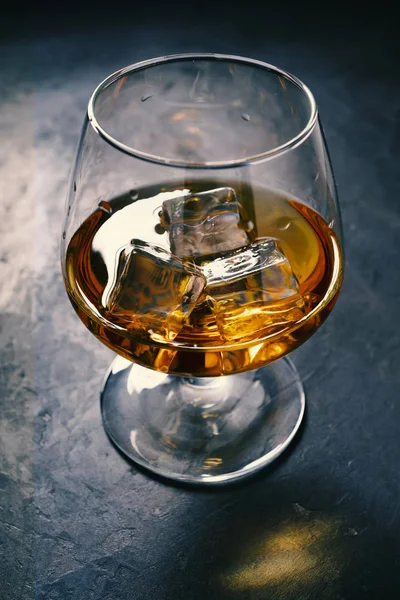 Betontisch, Eiskalt, Eiswürfel, Bourbon Whiskey, Whiskey Scotch, Schnapsglas — Stockfoto