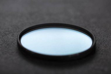 Siyah arkaplanda fotoğraf filtresi. Ultra mor filtre