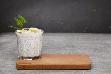 Chia tohumlu ve çeşitli meyveli meyve püresi. Sağlıklı kahvaltı ya da atıştırmalık.