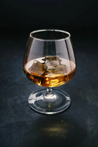 氷とガラスのコニャック 強いアルコール — ストック写真