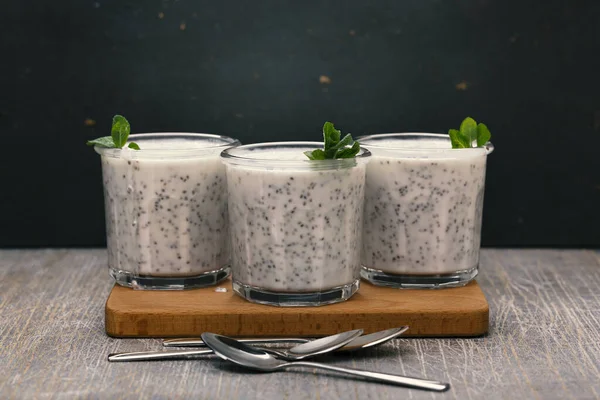 Trzy Szklanki Jogurtu Chia Ozdobione Liściem Mięty Zdrowa Żywność — Zdjęcie stockowe