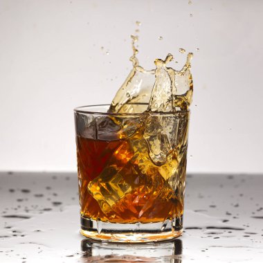 Ruh hali dalgalanması viski ya da eski moda bir bardakta konyak. Hareket bulanıklığı.