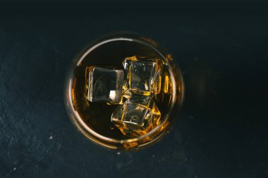 Viski, konyak, buzlu konyak.