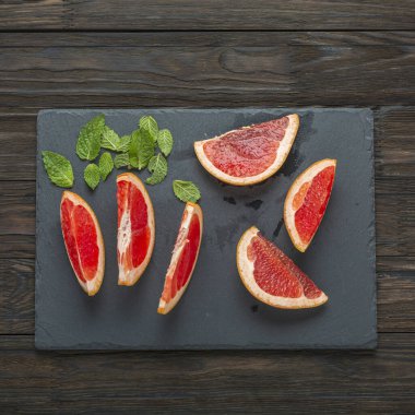 Greyfurt kokteyli. Greyfurt bir taş tahtada dilimlenmiş.