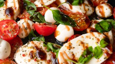 Mozzarella ve kiraz domates, fesleğen ve balzamik sirke salatası. İtalyan yemekleri. Makro
