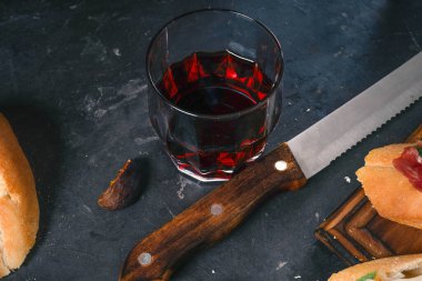 Jamonlu şarap ve tapas. Atıştırma masası