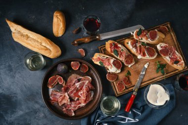 Jamonlu şarap ve tapas. Atıştırma masası