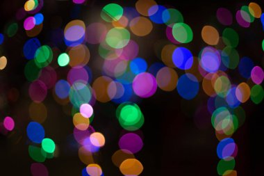 Siyah bir arka plan üzerinde renkli bokeh