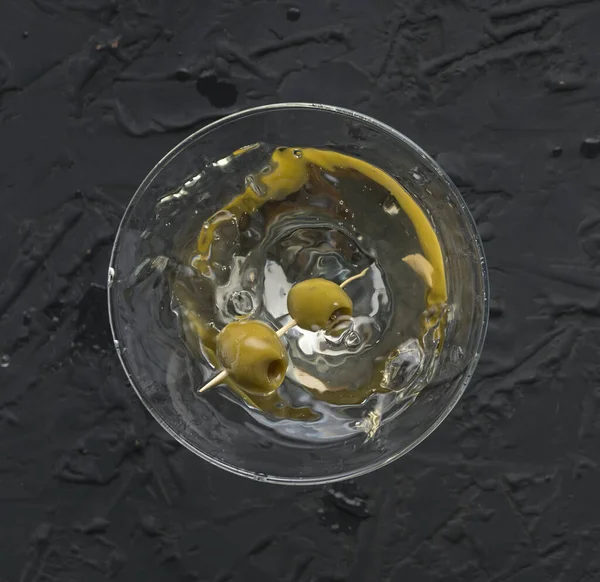 Schmutziger Martini Mit Grüner Olive Cocktailglas Auf Schwarzem Beton — Stockfoto
