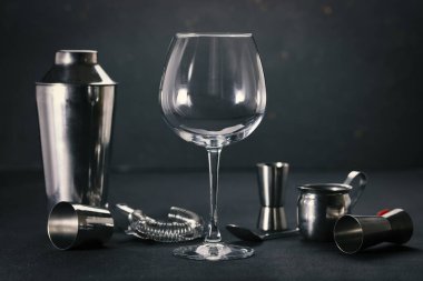 Bar konsepti. Araç gereç barmenleri ve kokteyl bardakları.