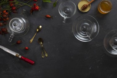 Gül kalçalı vitamin çayı hazırlıyorum. Ev yapımı çay partisi.