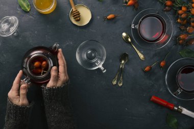 Gül kalçalı vitamin çayı hazırlıyorum. Ev yapımı çay partisi.