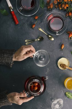 Gül kalçalı vitamin çayı hazırlıyorum. Ev yapımı çay partisi.