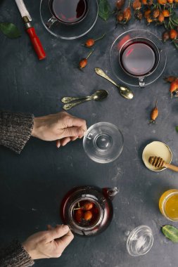 Gül kalçalı vitamin çayı hazırlıyorum. Ev yapımı çay partisi.