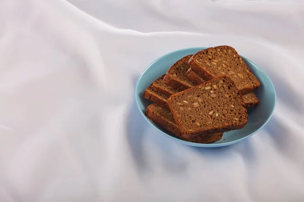 健康食品 青い皿の中に穀物とスライスされたダークブレッド — ストック写真