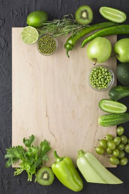 Yeşil sebzeler ve meyveler vejetaryenlerin diyetinde bir vitamin kaynağıdır. Uzayı kopyala, düz yat. Kopyalama alanı olan yeşil ürünlerin çerçevesi.