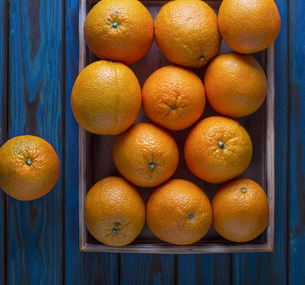Ripe Oranges Wooden Crate Blue Wooden Background — Stock Photo, Image