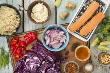 Zencefilli fıstık ezmesi soslu Tayland kinoa salatası yapmak için gerekli malzemeler..