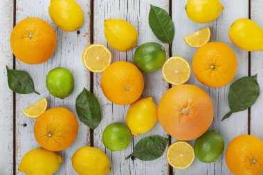 Dokunulmazlığı arttırmak için turunçgil meyveleri ve soğuk çareler, üst görünüm, ahşap arka plan