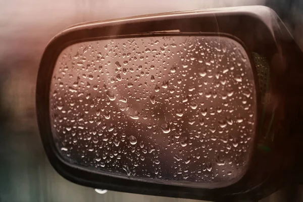 Yağmur Damlaları Içinde Bir Arabanın Yan Aynası Görüntü Renklendirme Lush — Stok fotoğraf