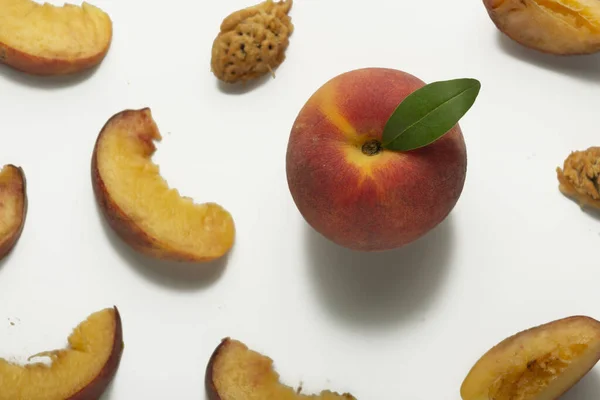 多くのジューシーな熟した桃のパターン 白桃に分離された熟した桃の概要 — ストック写真
