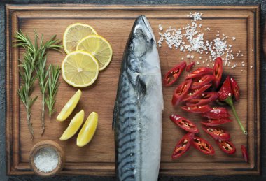 Tahta kesim, çiğ uskumru, fileto, balık filetosu, uskumru, füme uskumru, baharat.