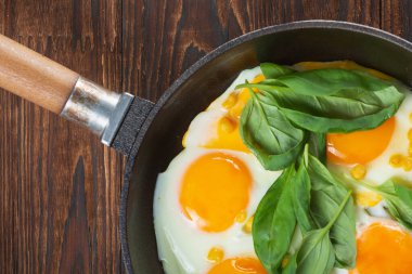 Kahvaltıda yakın plan yumurta. Tahta masa. Sağlıklı beslenme