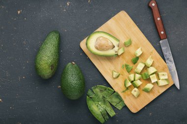 Sos ya da salata yapmak için kesilmiş avokado.