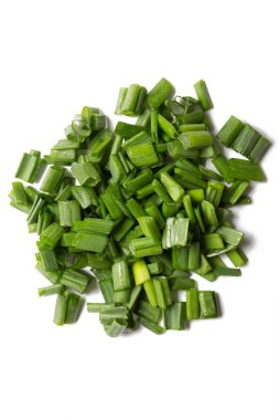 Doğranmış yeşil soğanlar beyaz arkaplanda izole edilmiş.