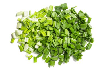 Doğranmış yeşil soğanlar beyaz arkaplanda izole edilmiş.