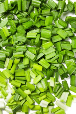 Doğranmış yeşil soğanlar beyaz arkaplanda izole edilmiş.