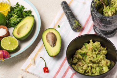 Meksika guacamole sosu pişirme.