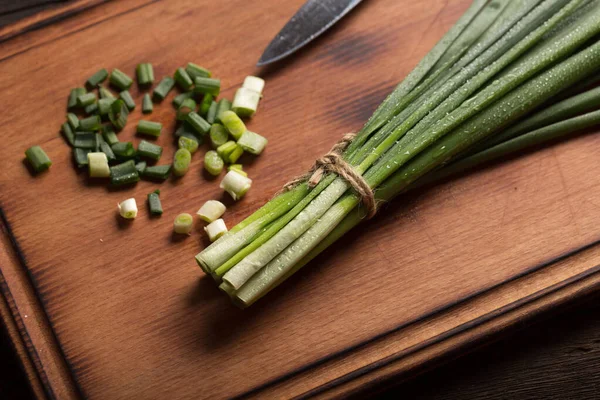 切菜板上的绿色洋葱片 切碎的洋葱的特写 — 图库照片