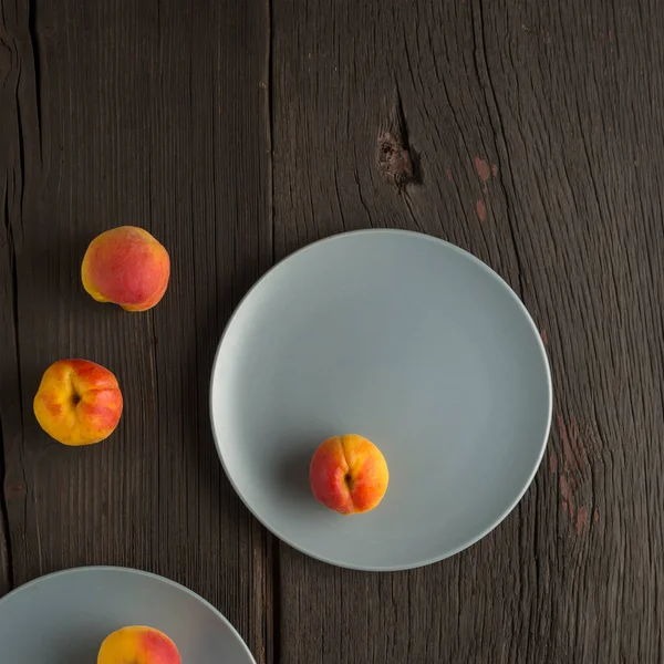 Gesunde Ernährung Aprikosen Auf Einem Grauen Teller — Stockfoto