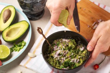 Meksika guacamole sosu pişirmek. Kadın limon suyundan sıkmış..