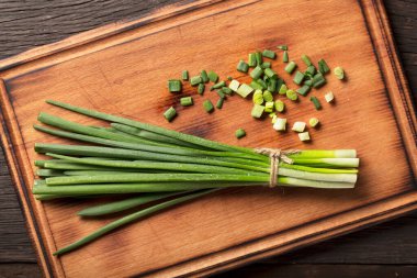 organik yeşil soğan. Bir demet taze soğan kalın iplikle bağlanmış. Süpermarket, market, vitrin