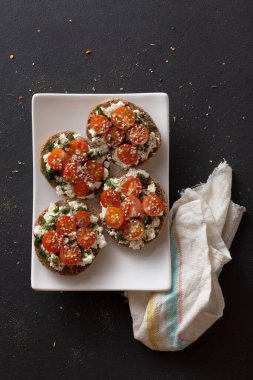 Beyaz bir tabakta lezzetli vejetaryen bruschettalar. bruschetta.